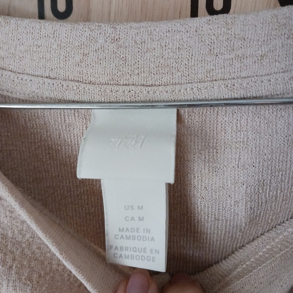 H&M Beige Crepe Boxy Top Size Medium - Picture 4 of 7